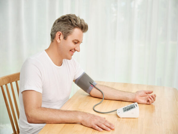 Baumanómetro Digital De Brazo Con Voz YE670A - Imagen 3